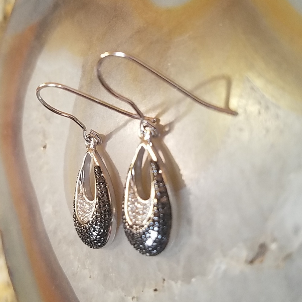 Final Black & white rhodium plated earrings NWOT - Picture 3 of 7